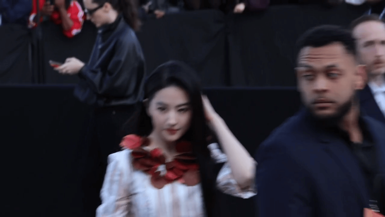 震撼的美，刘亦菲气血太足，让这件衣服突然变得好美 