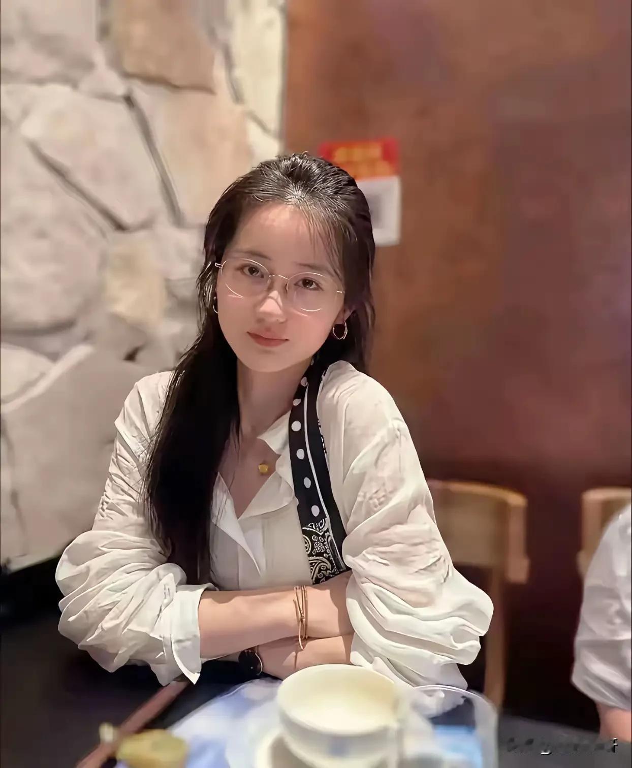 你觉得她是做什么工作的？