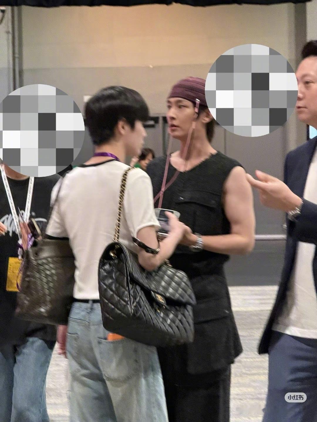 网友在香港偶遇炎亚纶，有一说一，这个颜值保养的如何？ ​​​