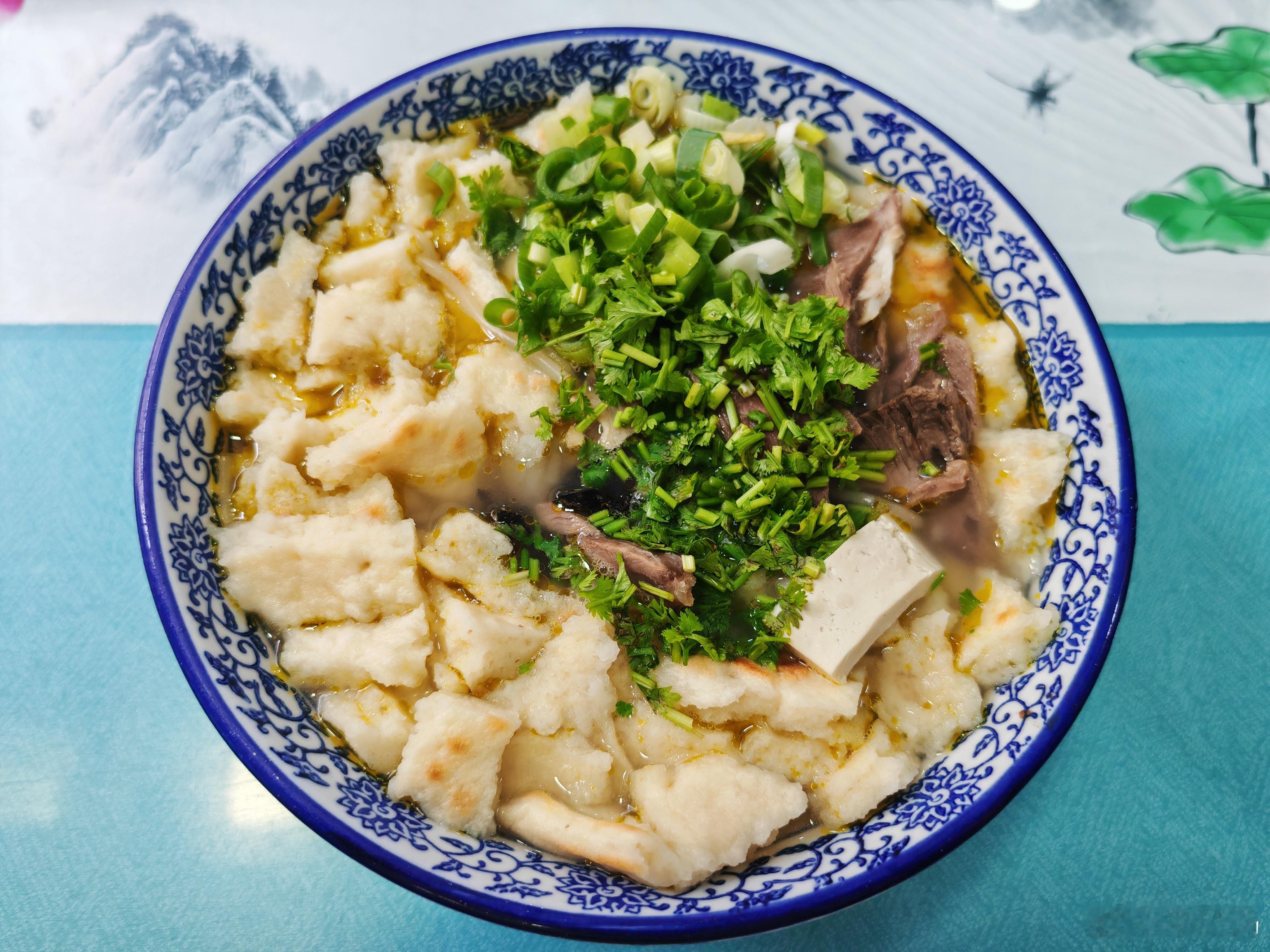 中午干一碗羊肉泡馍，太香了。[吃瓜] ​​​