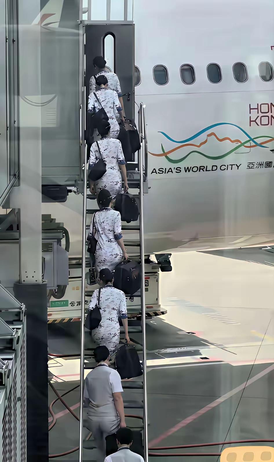 云端颜值在线，制服美学耐看；
微笑管理到位，端庄优雅不拽；
高挑有型整齐，专业服