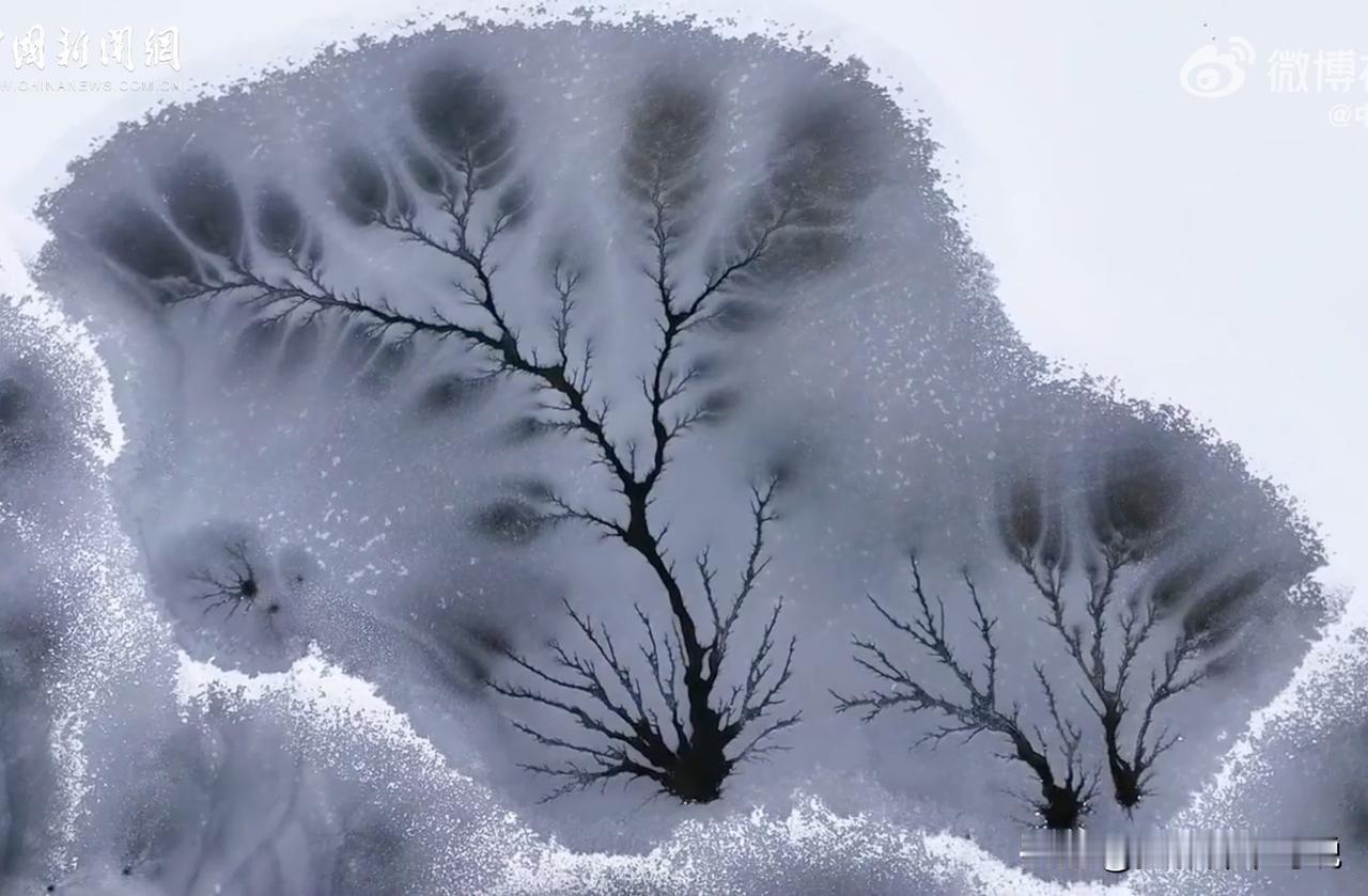 严重怀疑古代水墨山水国画来自于流水绘画，出师于大自然。看看下面这两张图，就在新疆