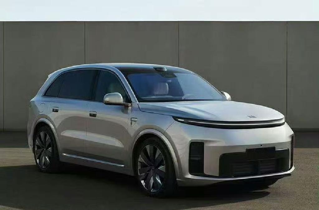 全新一代理想L8申报图发布！旗舰大五座！
增程 中大型SUV
尺寸增加
车长51