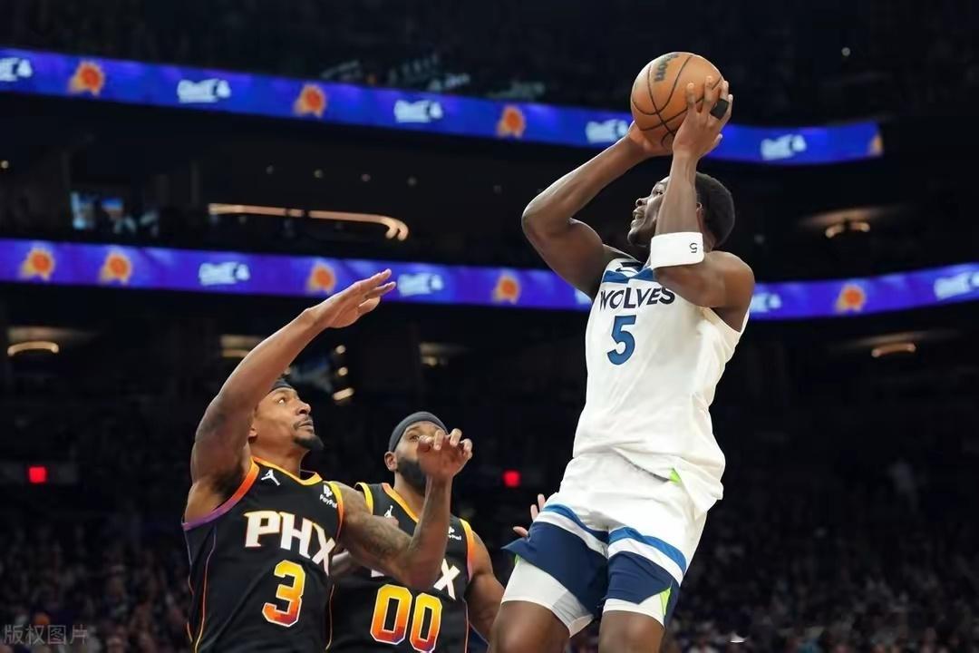 北京时间4月29日，2023-24赛季NBA季后赛迎来西部首轮G4的比赛，菲尼克