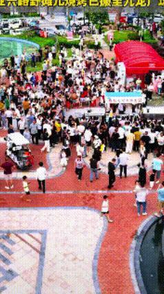 神似张雪峰的烧烤师傅陈杰，把摊位搬至九龙广场了。

这些天，陈杰的烧烤摊已经搬家