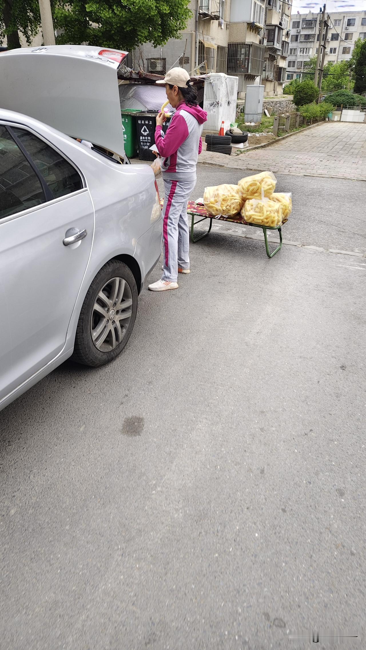 大沟早市上面，这家的买卖好像干了一个多月了，估计也没什么费用，提着一袋五块钱，谁