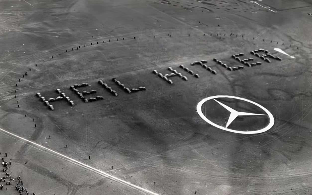 1936年，奔驰用汽车摆出来的标语，迎接小胡子的视察。
希特勒个人钟爱并大量购置