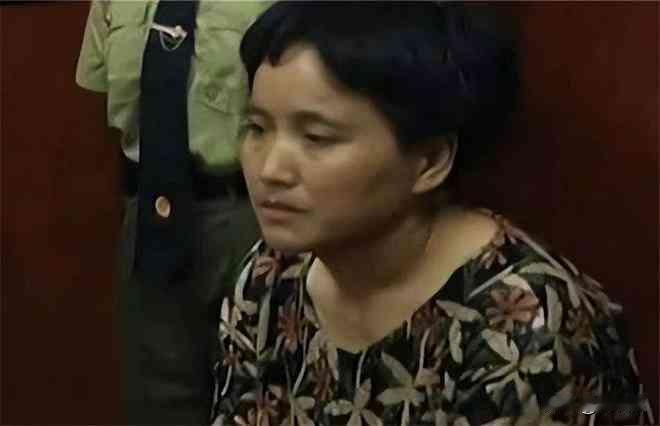 2005年，服刑七年、多次减刑的谢宗芬刑满释放，48岁的她站在监狱门口，做出了一
