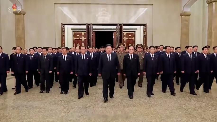就在今天，金正恩公开做出一个重要承诺。朝鲜已故领导人金日成周三（8日）逝世32周