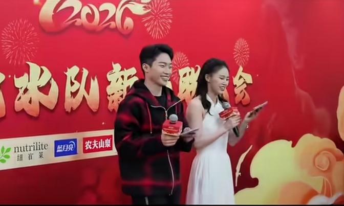 中国跳水队新春晚会真热闹，王宗源和陈芋汐搭档主持！
 
陈芋汐白裙亮相，妆容精致