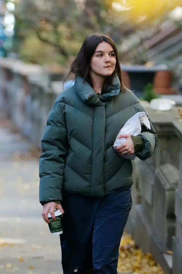 近日，外媒捕捉到阿汤哥女儿舒莉近照，穿着冬衣独自出门。