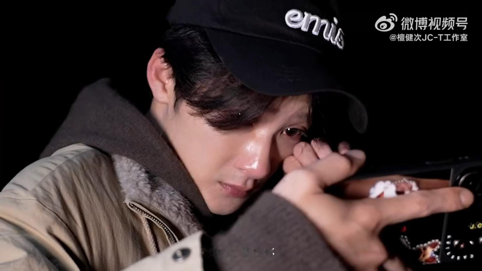 诶呦檀儿看粉丝应援哭了“你转过来看，然后跟他们一起看呗”“我现在不想转。”是因为