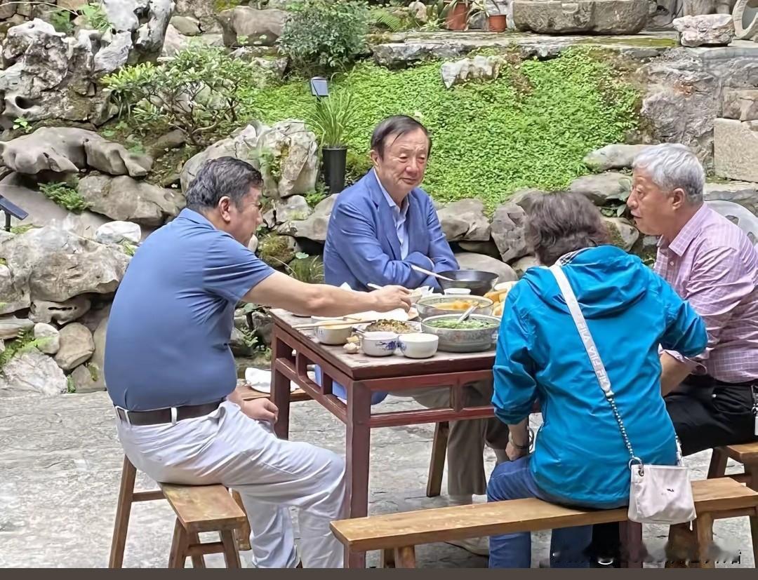 作为一个全球知名度很高的大公司老总，他真的一点架子都没有，和友人一起吃农家饭时，