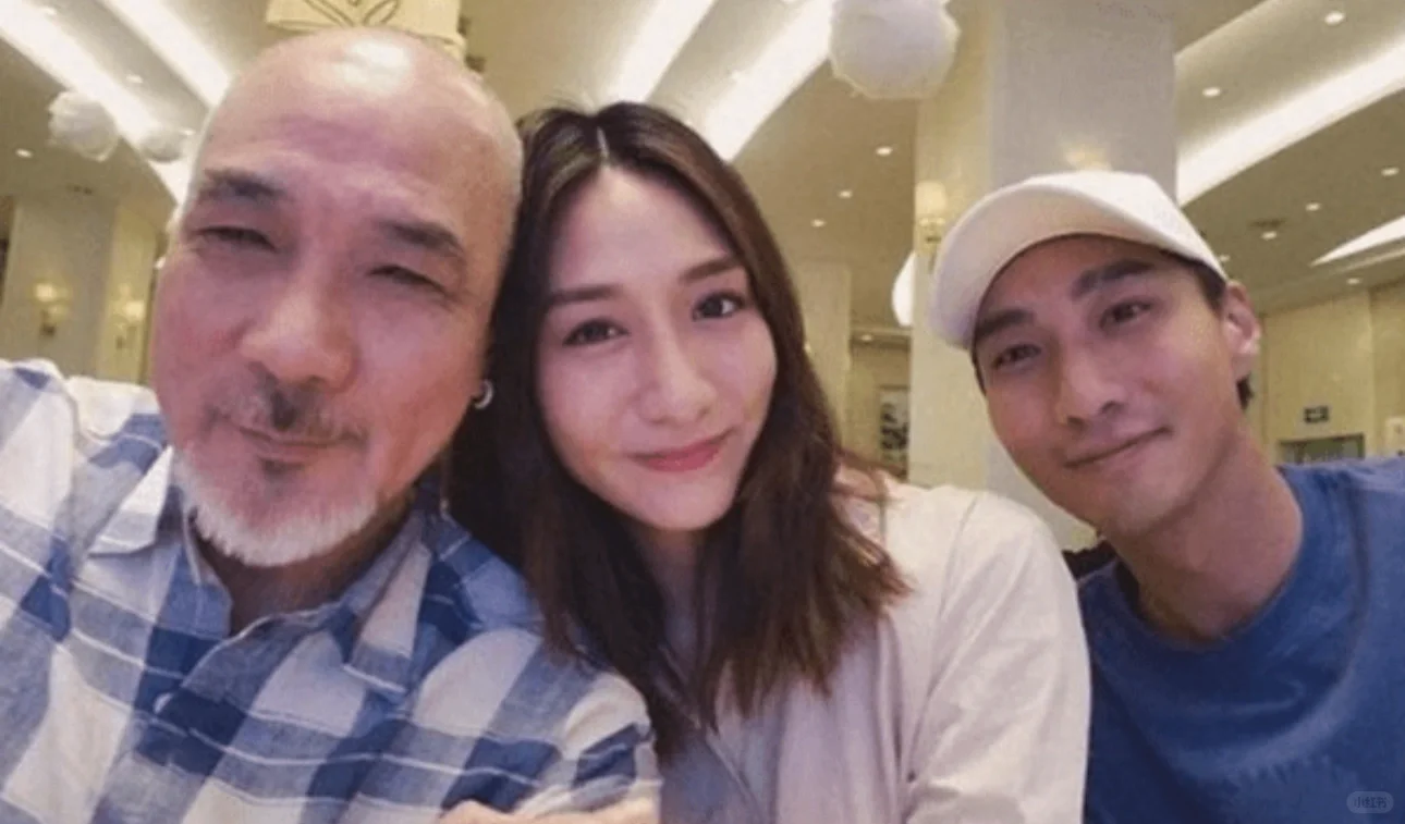 徐少强夫妇追思会现场照曝光！尔冬升送花牌