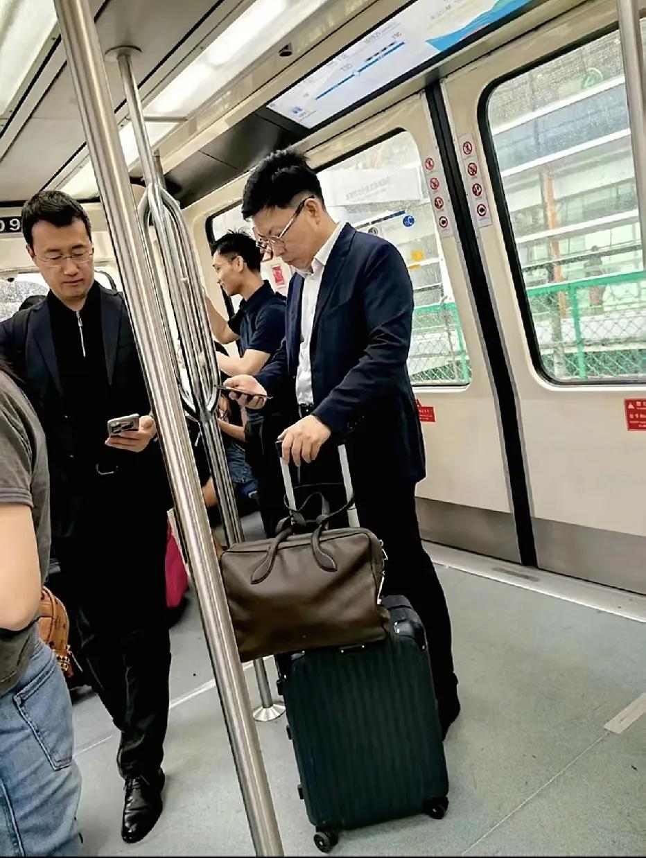 在地铁上，碰到了华为的老大余承东，出差回来。看样子，余总还是很接地气的，回来不讲
