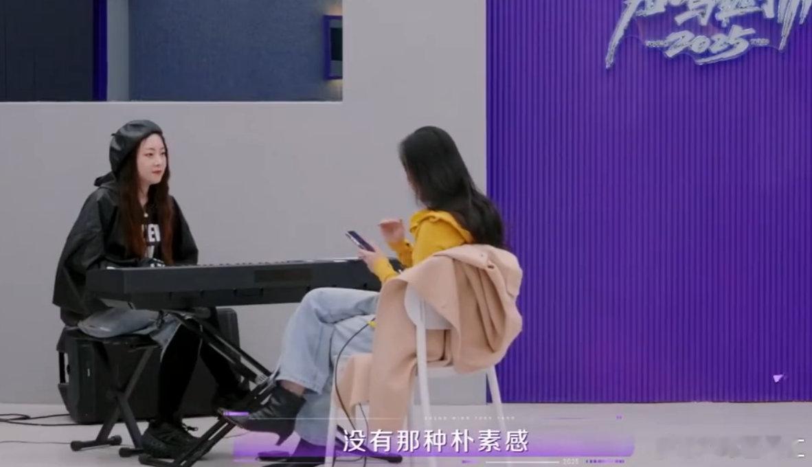 声鸣远扬训练室苗梦初真的太有魅力了?  训练前和老师认真交流演唱技巧，一上台就变