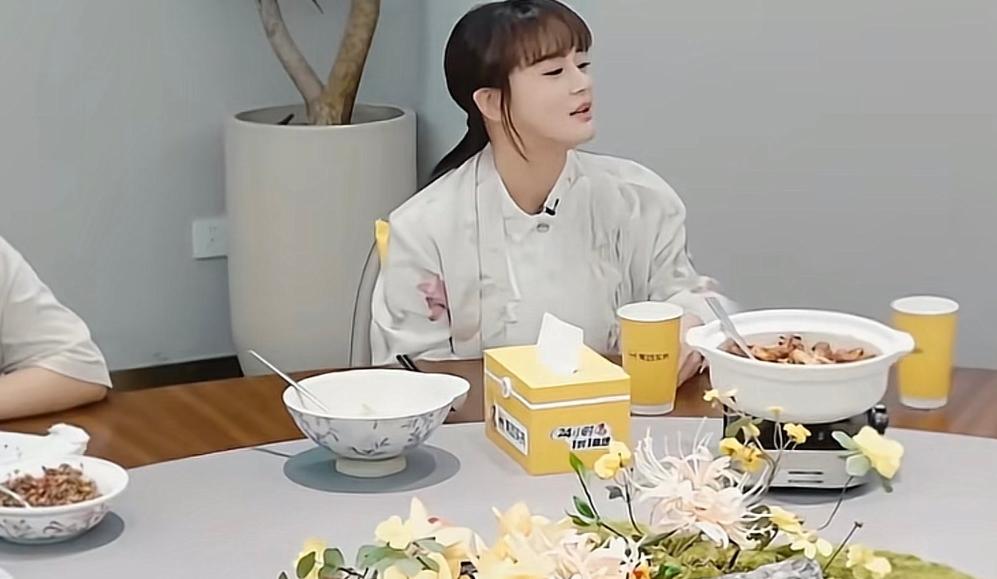 倪萍问：你和邹市明怎么认识的？冉莹颖：那会我在北京读书，五一想回家但是没有钱，正