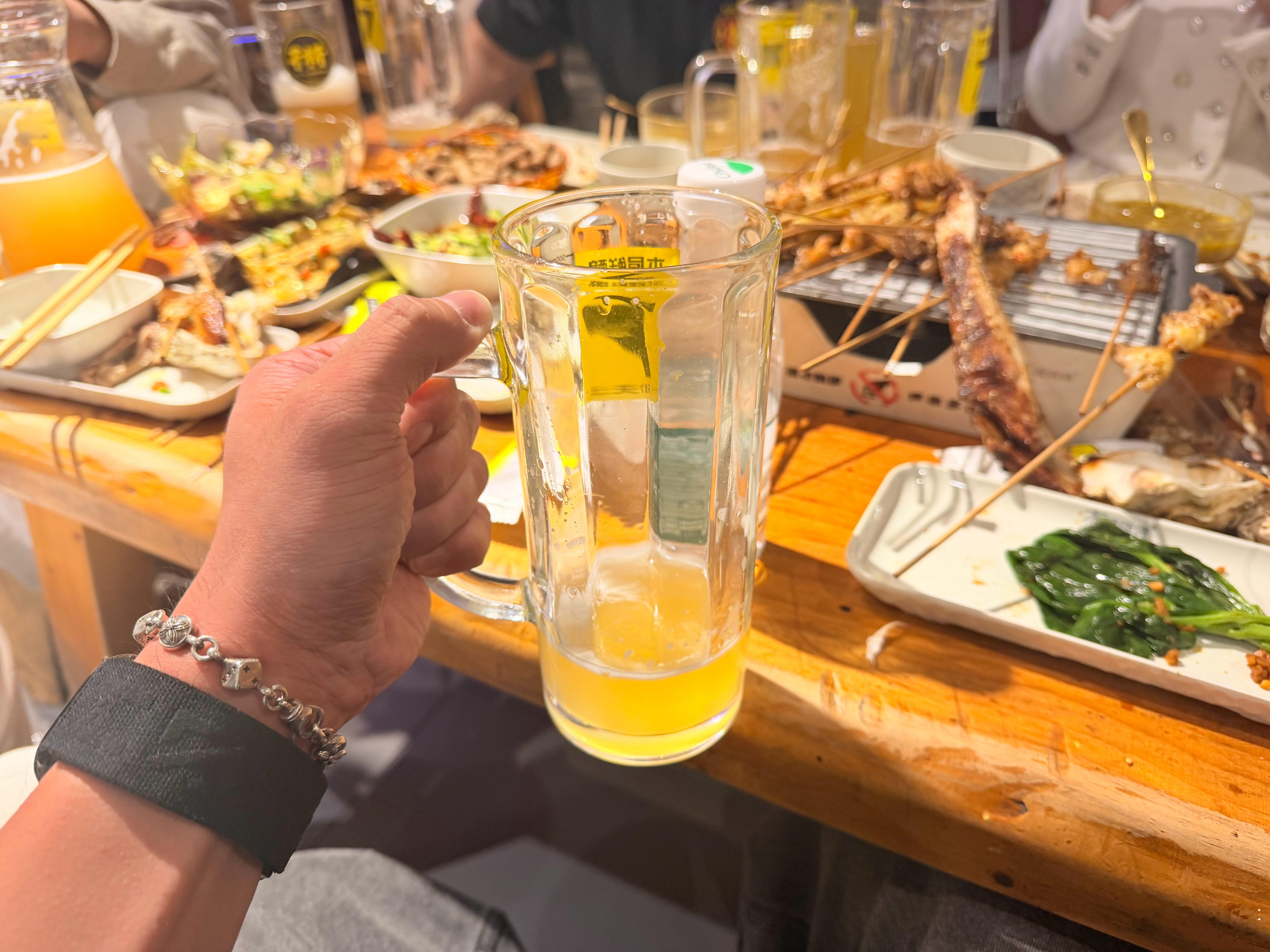 有一点点扎心，和人家喝酒，人家对象的妈妈和我同岁，代入了一下，人家在兼容我和一个