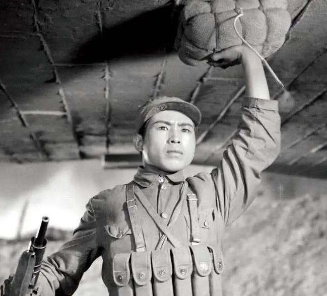 董存瑞19岁牺牲后，妻子守丧三年后改嫁，家人得到开国中将的照顾。1994年，北京