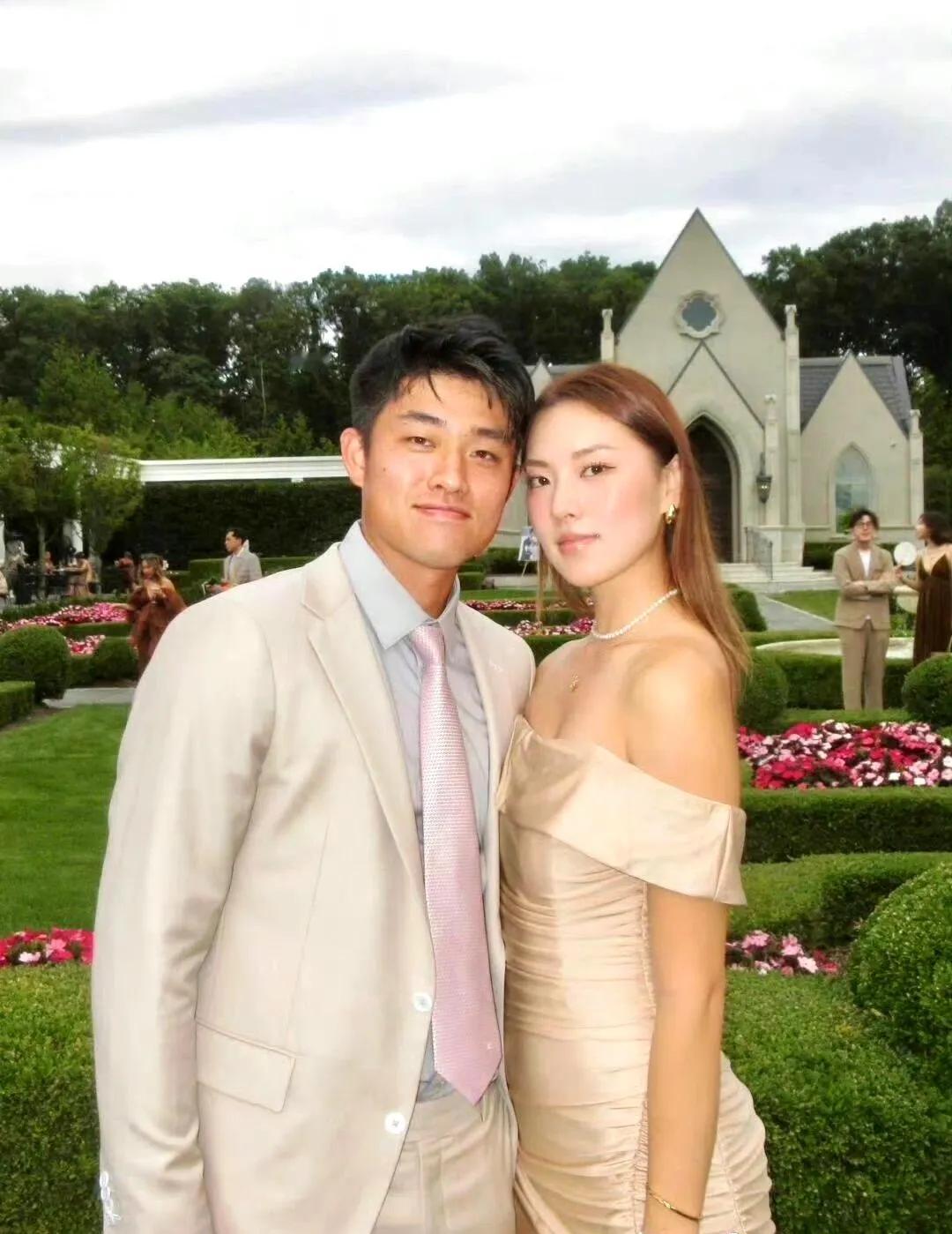 吴易昺女友叫李嘉雯，跟莱巴金娜私交关系很好。她是莱巴朋友的大学网球队队友。莱巴金