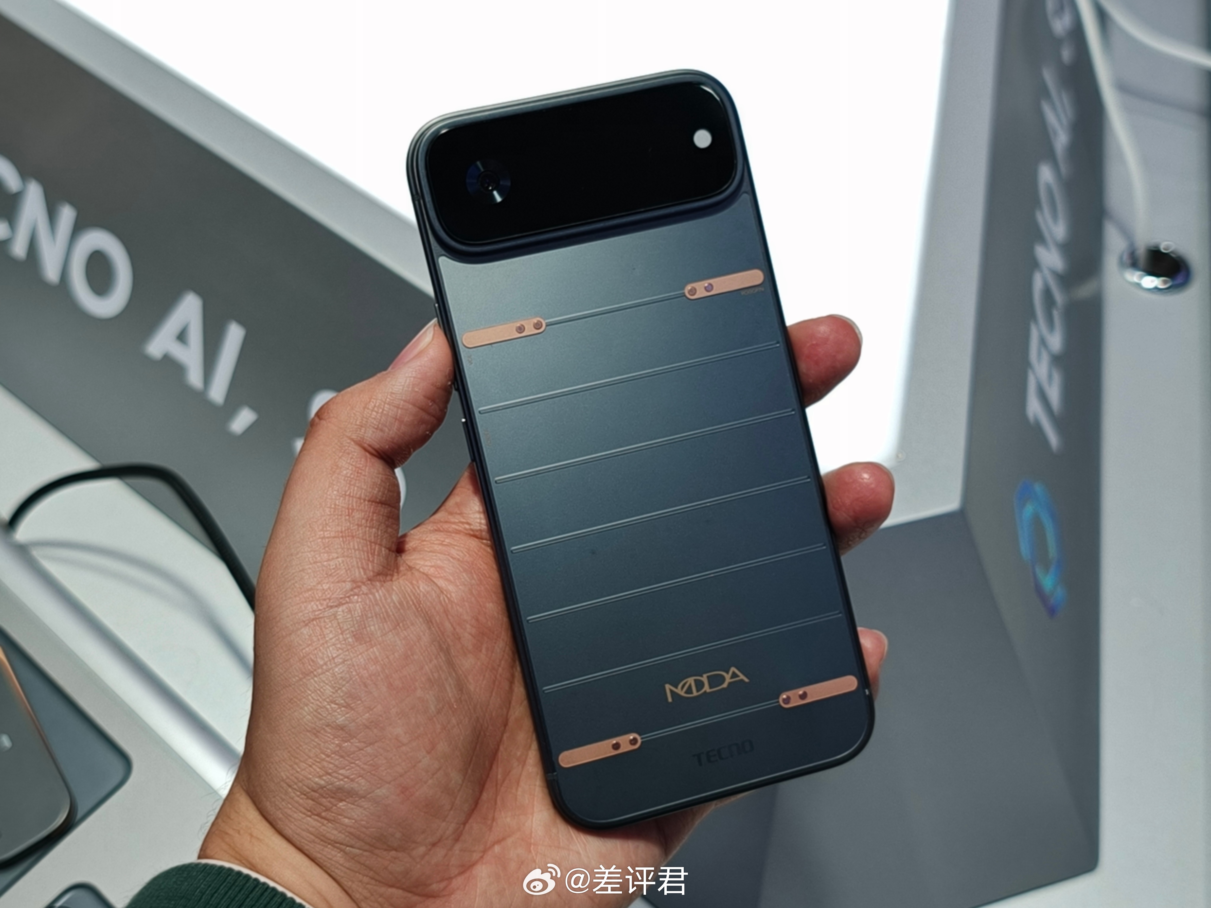 #差评说数码# 传音这展台被围的水泄不通，大伙都想来品品前段时间网上传的模块化手