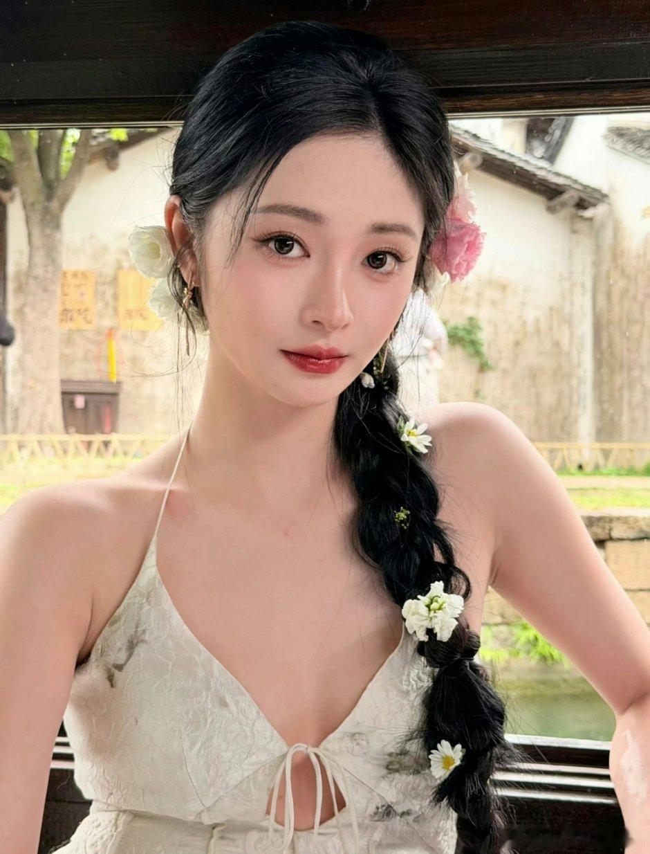 周洁琼今晚芭莎艺术年度美学盛典造型，江南美人☂️出片了©️logo 