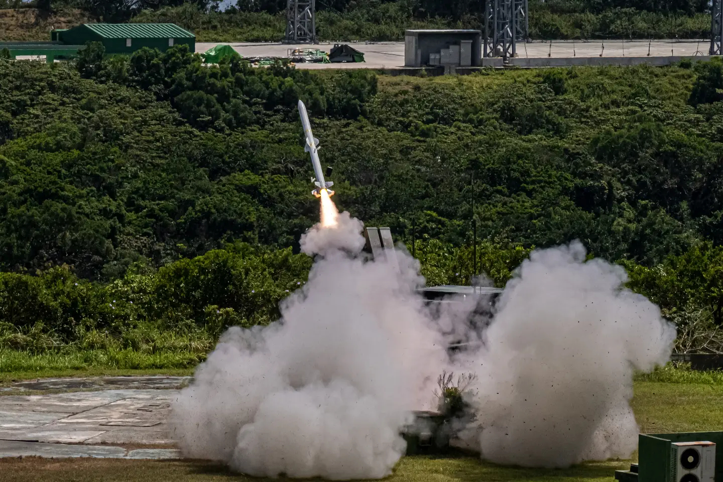 🐸伪“陆军”「陆射剑二」防空导弹发射 