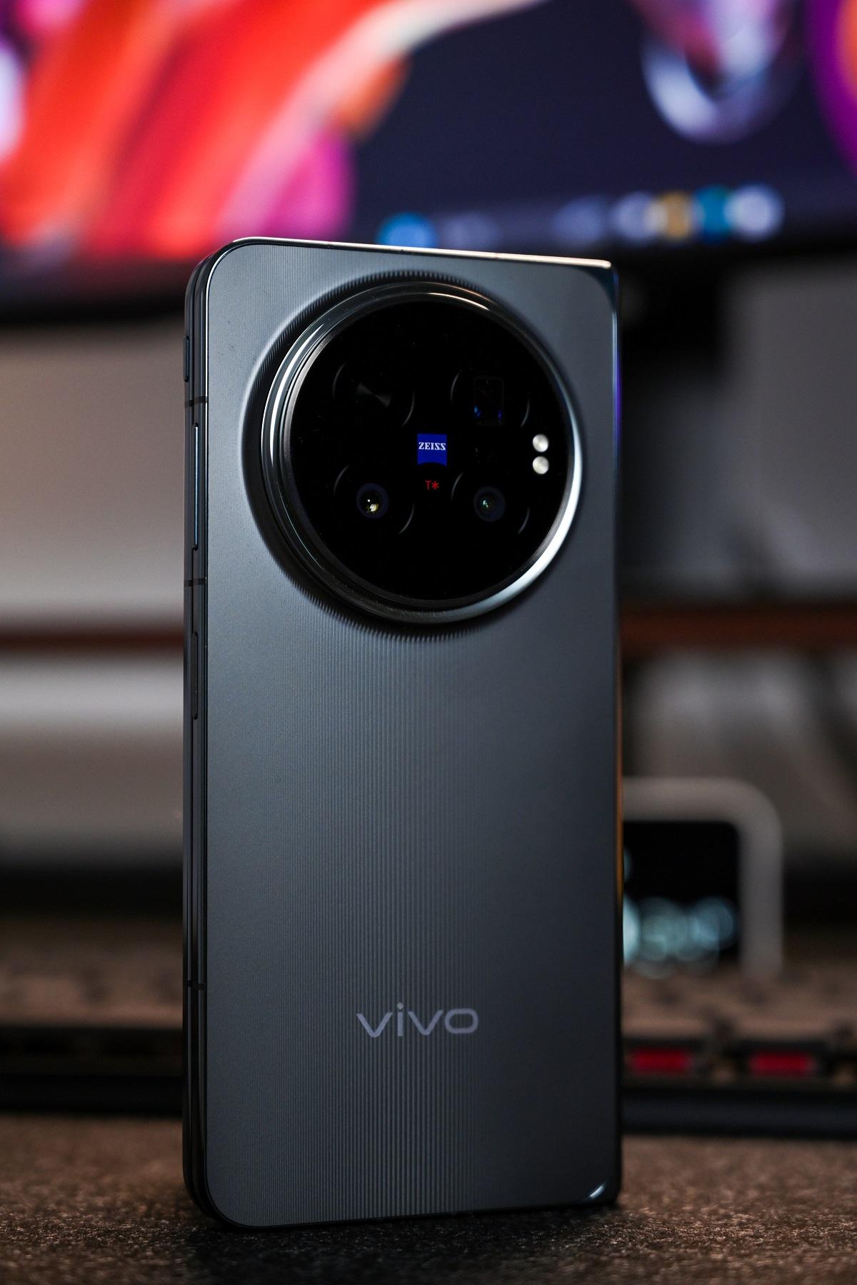 黑色的vivo X Fold6，一如既往的质感，背面不是普通的黑色，带有竖向的黑