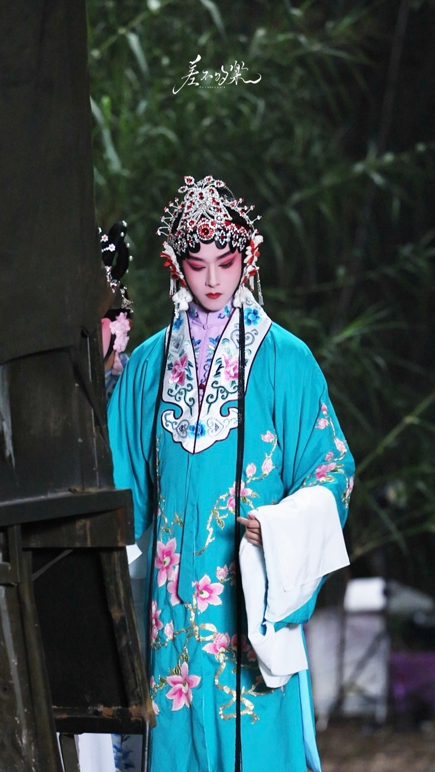 田嘉瑞冷文笙白昼🕶️田嘉瑞燃霜为昼星火点缀人间，枯叶在秋风中结束 光从希望之中