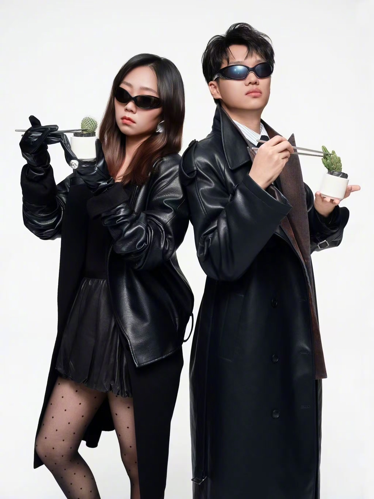 李飞李逗逗硬闯时尚圈 喜人直接杀进时尚圈了，李飞李逗逗双人杂志大片黑色皮大衣配墨