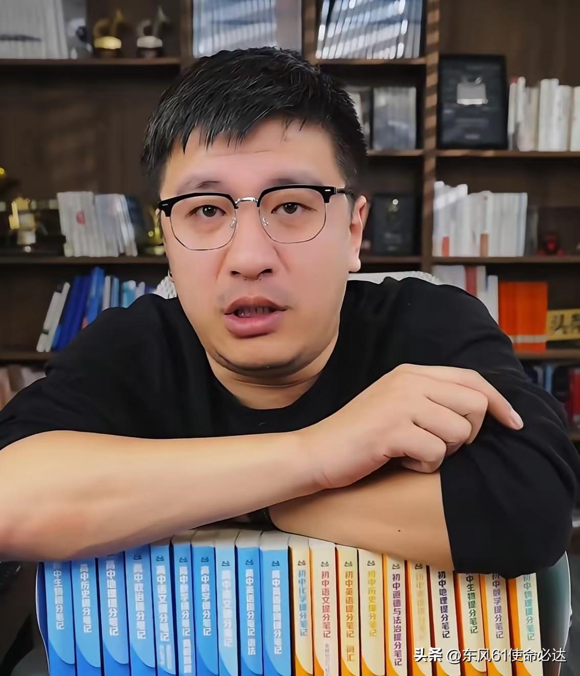 很多人都说，
张雪峰死于跑步，
其实大家都错了，他真正的死因是：
死于过度的劳累