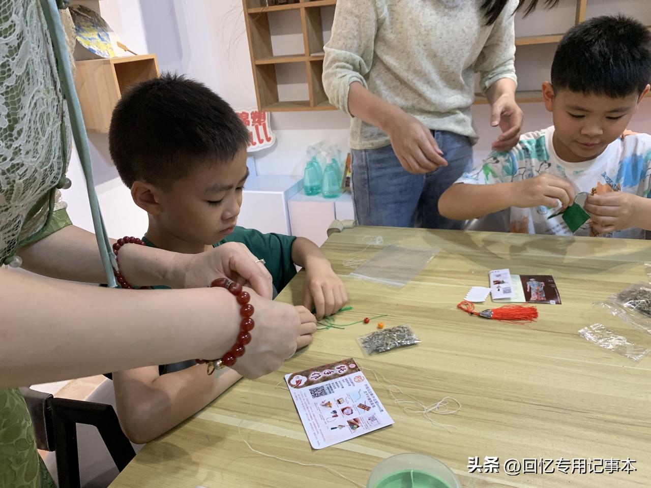 在深圳其实有很多社区有免费的公益性活动，比如带娃体验非遗手工制作。上周日下午预约
