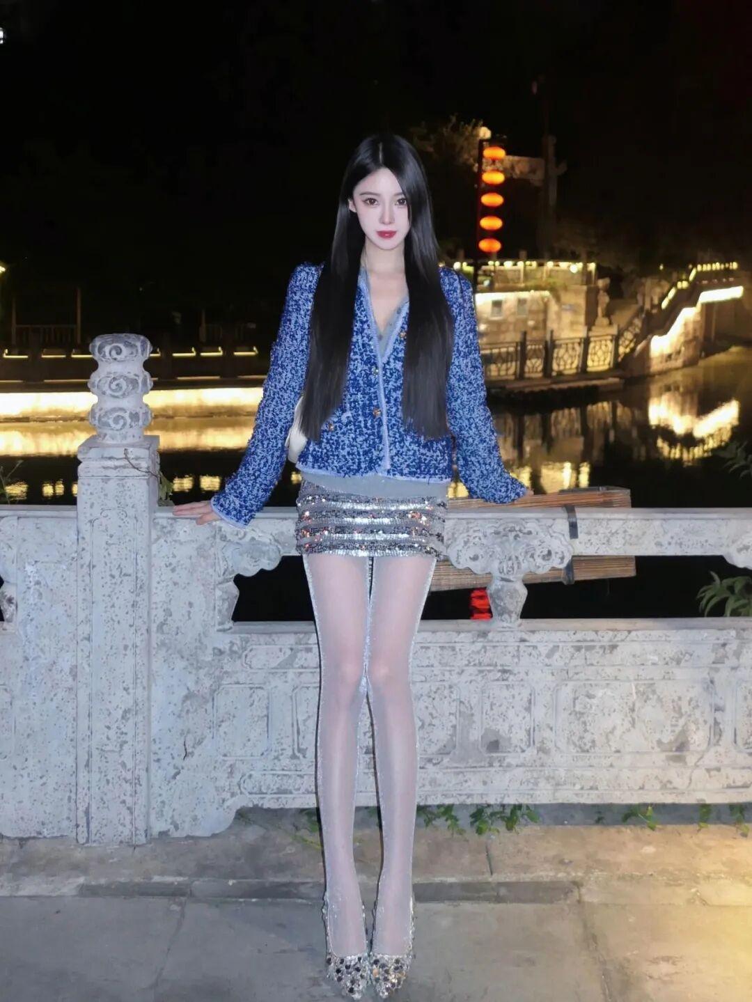 选剪裁合身的基础款，用低饱和色系打造质感，搭配简约配饰，保持干净利落，用松弛感拿