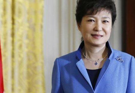 朴槿惠出山救场，保守派民调反跌到17%。

5月23日，73岁的朴槿惠出现在大邱