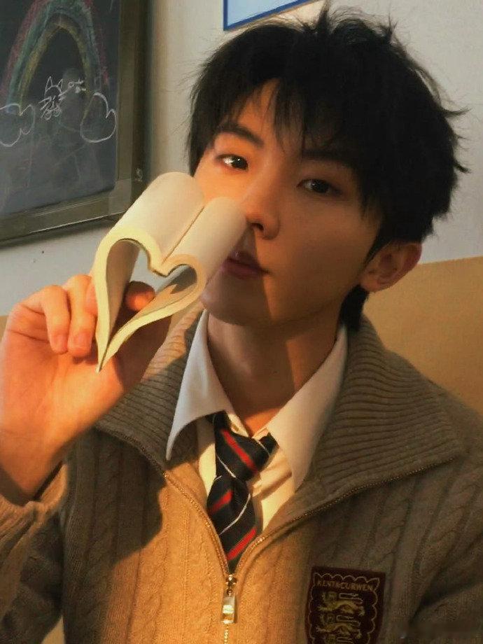 马嘉祺 杨柳絮别飘了 疲惫的时候戴上耳机听奇迹航线，马嘉祺的声音能抚平浮躁，在春