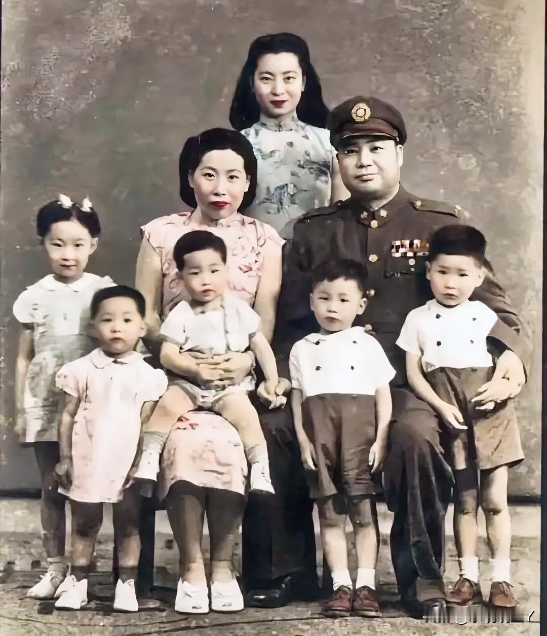 这才是他们一家八口的真实样貌，并非演员饰演的角色！这张珍贵的全家福摄于上世纪四年