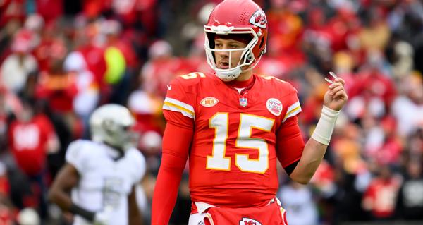 帕特里克·马霍姆斯 表示，在接受左膝两条韧带修复手术后，他的目标是为2026赛季