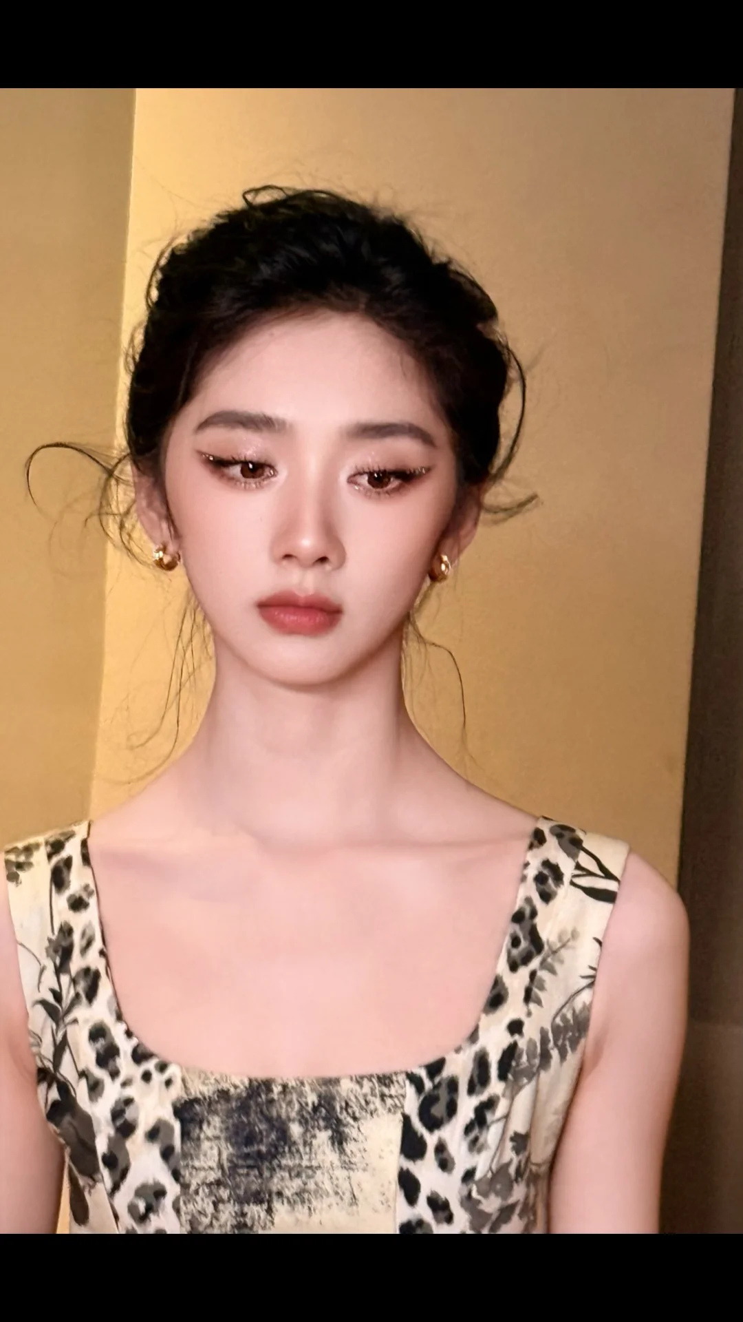 为王影璐化的豹系黑钻妆 微博之夜