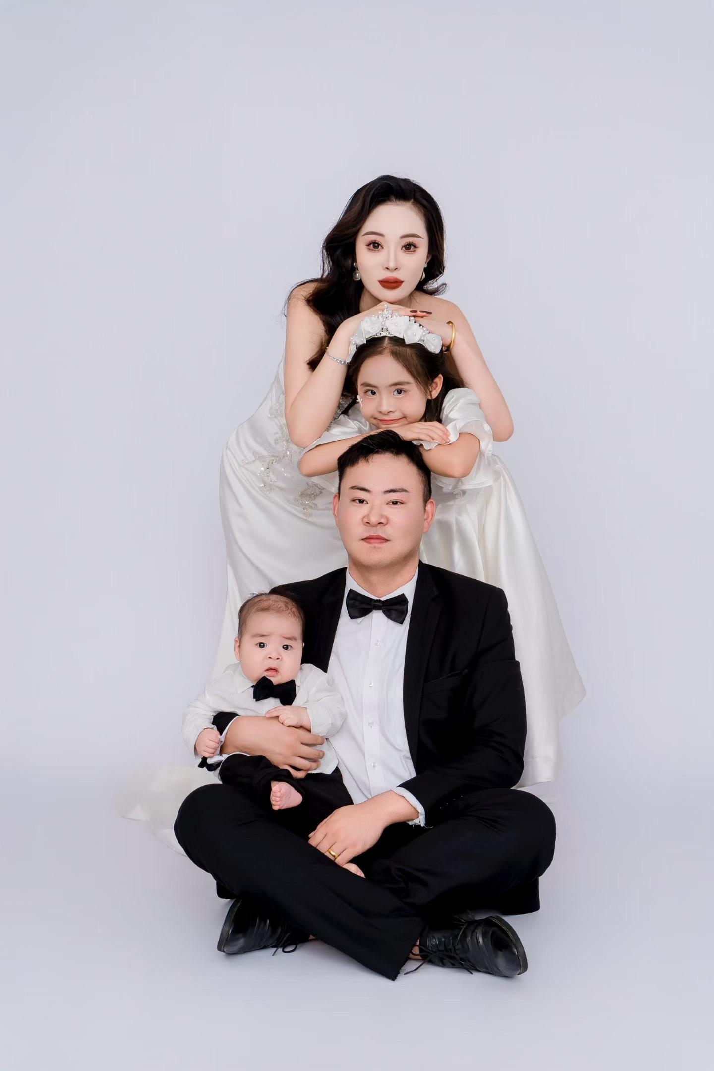 我从18岁就跟着他，我曾怪他恨他，这几年来大到车房  项链黄金手机，小...