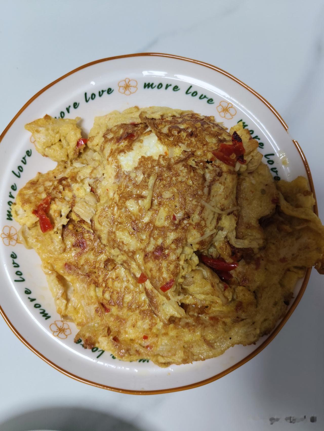 今晚简单晚餐，煎鸡蛋，小炒茄子，再来一盘空心菜