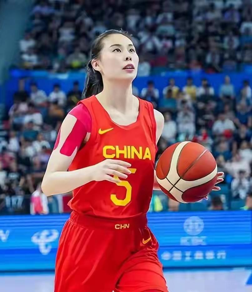 世预赛热身战巴西，王思雨神勇，中国女篮74：69险胜…