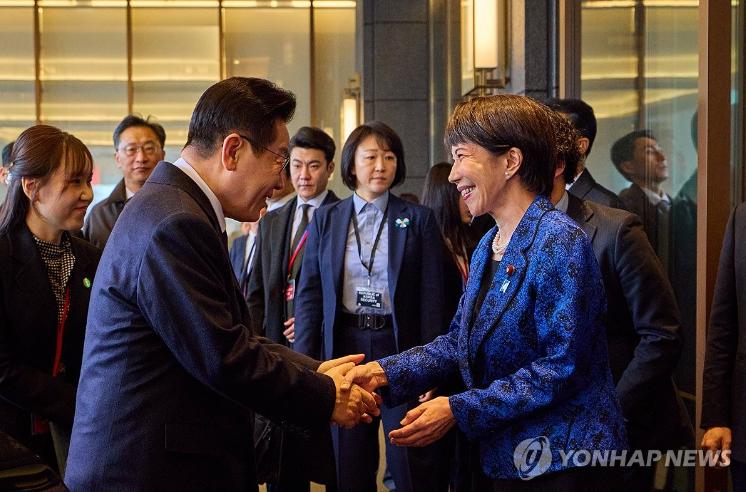 日本首相高市早苗13日下午在奈良市与韩国总统李在明举行了会谈。

高市表示：“在