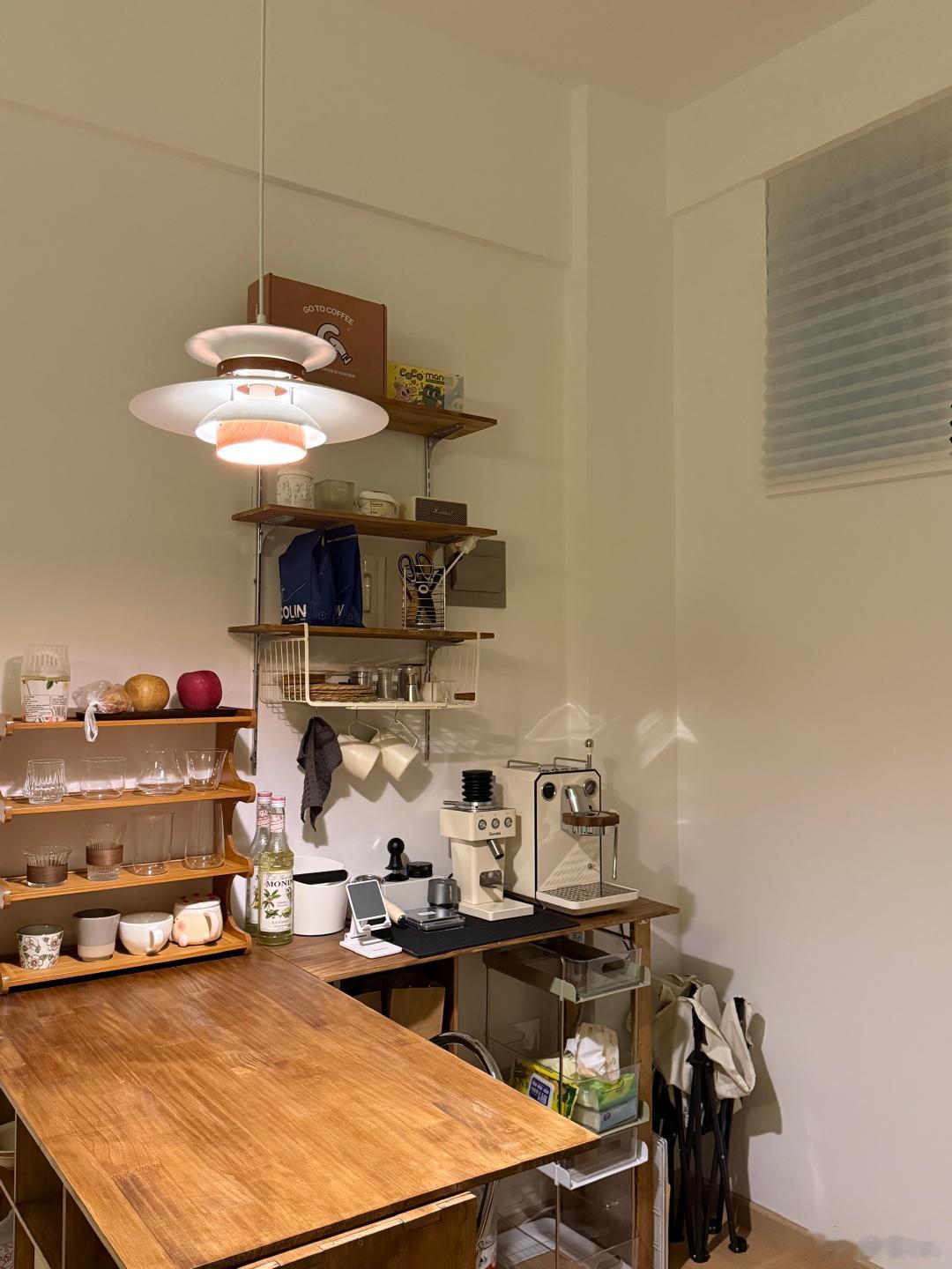 从一无所有到慢慢填满，每一件物品都有故事～早上煮杯咖啡，晚上小酌一杯，看着这个小