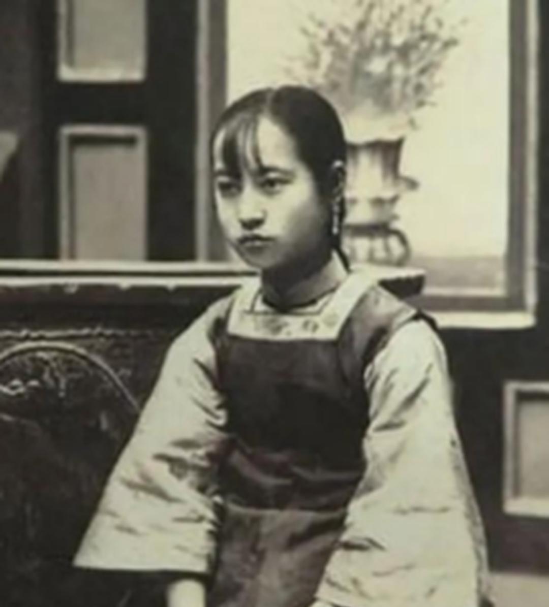 1904年，通房丫头李氏，站着侍奉丈夫与正妻长达33年。这日，她正在盛饭。谁知，