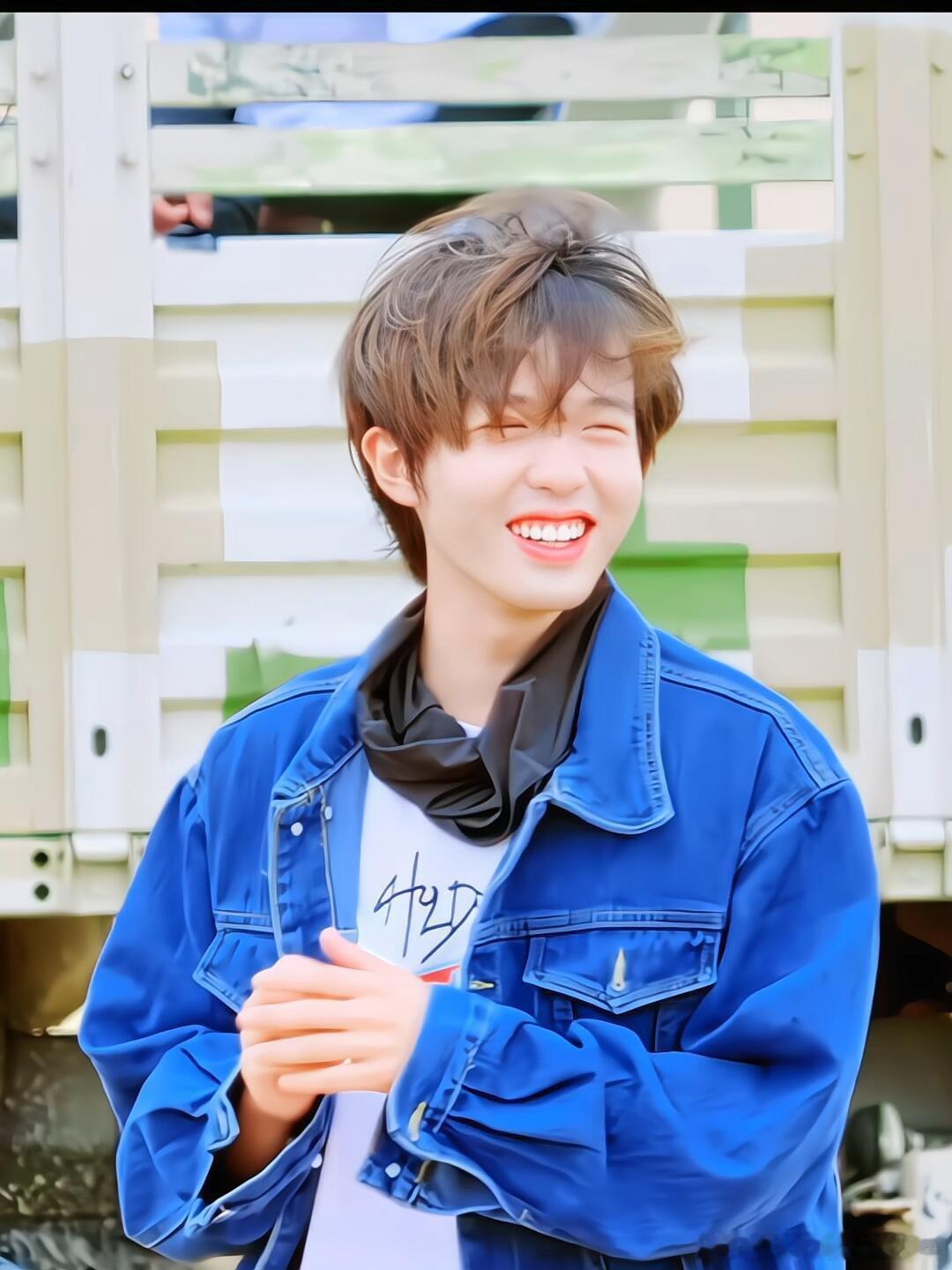 #李昊[超话]# 换句话说我就不能是风吗🥹笑起来，眯起的小眼睛，好可爱呀😍难