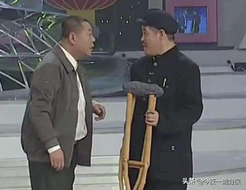 有些人走着走着就散了。
一个朋友去年炒股赔了很多钱，本金也赔光了，我陪他喝了好几