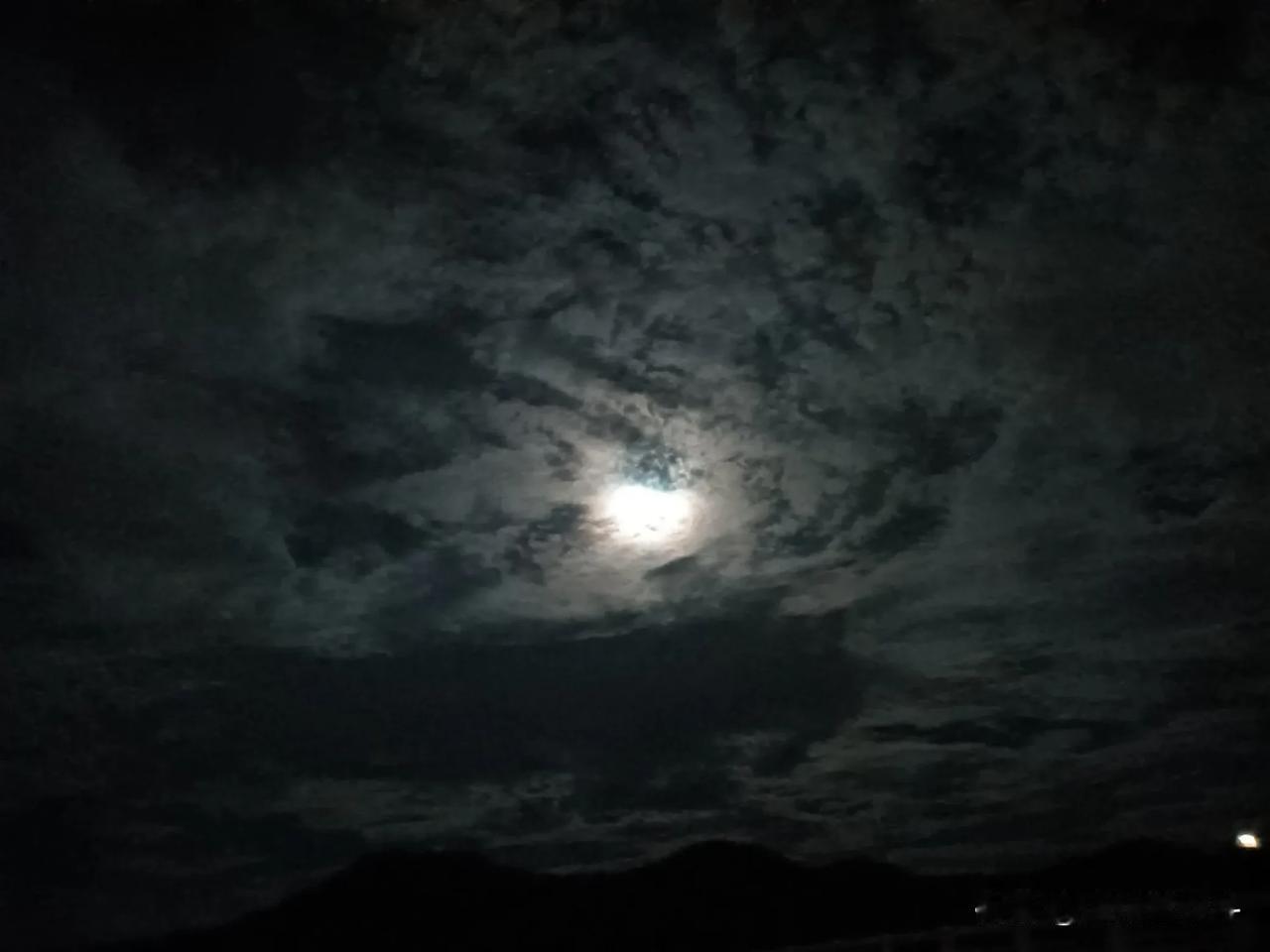 #夏日随手拍#
月色迷人！
可惜我的手机像素不是太高。