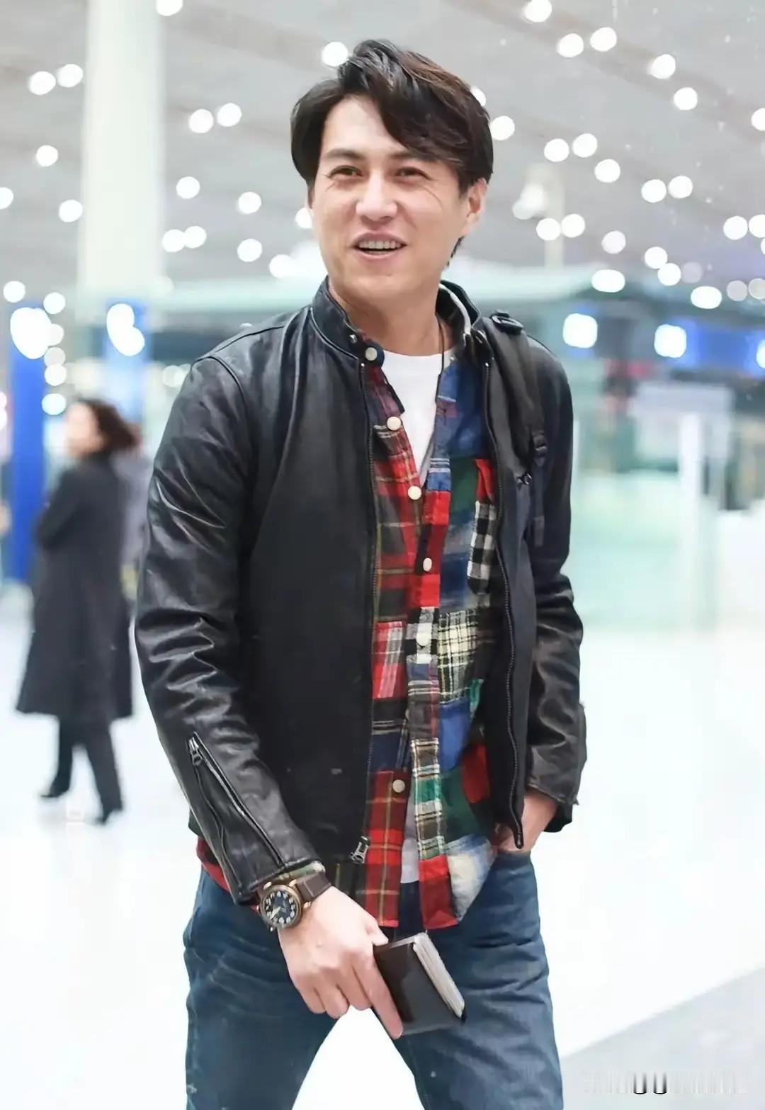 别再把镜头对准靳东的客厅了——他刚刚撕碎了娱乐圈那套“隐私换流量”的潜规则。
 