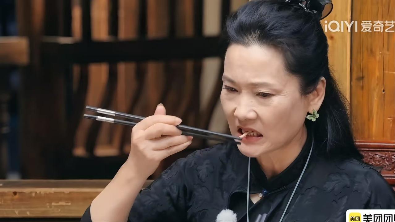 何赛飞在贵州吃了一口凉拌折耳根，立刻面露痛苦的吐掉了，然后不解的问宁静：“你们为