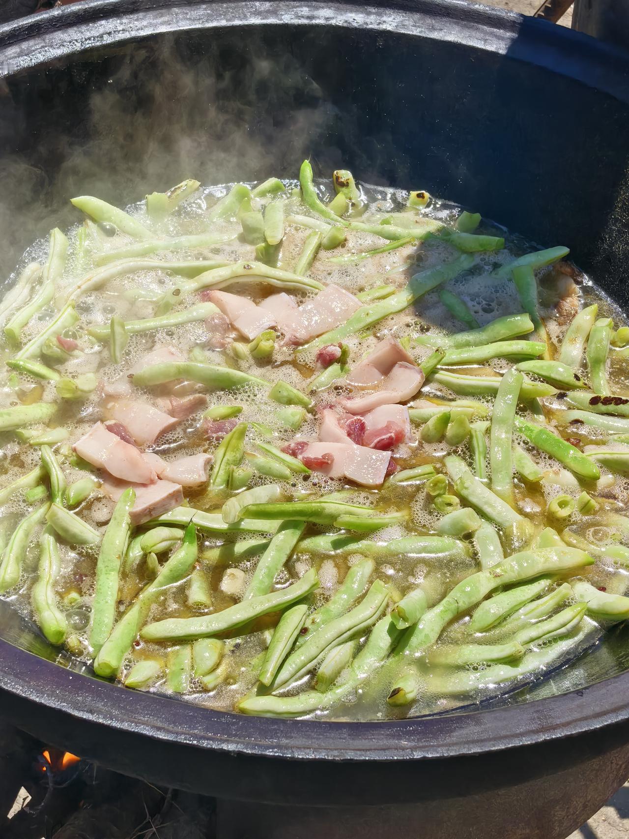 昨天在朋友家聚餐，大锅炖芸豆，配有猪肉玉米土豆。朋友还专门去仙人岛海边买了花蚬子